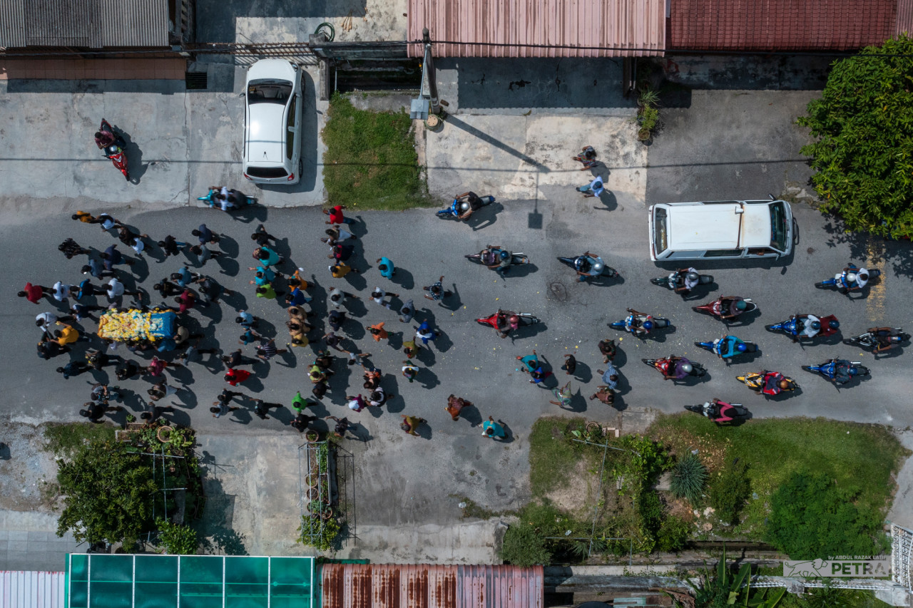 Friends and family members of Nagaenthran send him off in a three-hour procession. – ABD RAZAK LATIF/The Vibes pic, April 29, 2022