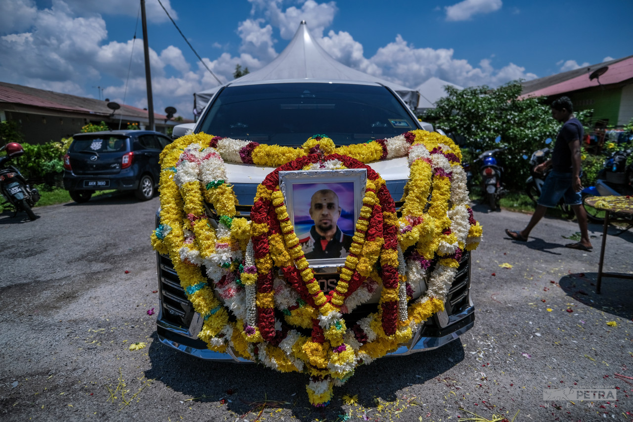 Nagaenthran’s body was carried in a white hearse in a three-hour procession from his family home in Tg Rambutan to the Buntong crematorium. – ABD RAZAK LATIF/The Vibes pic, April 29, 2022