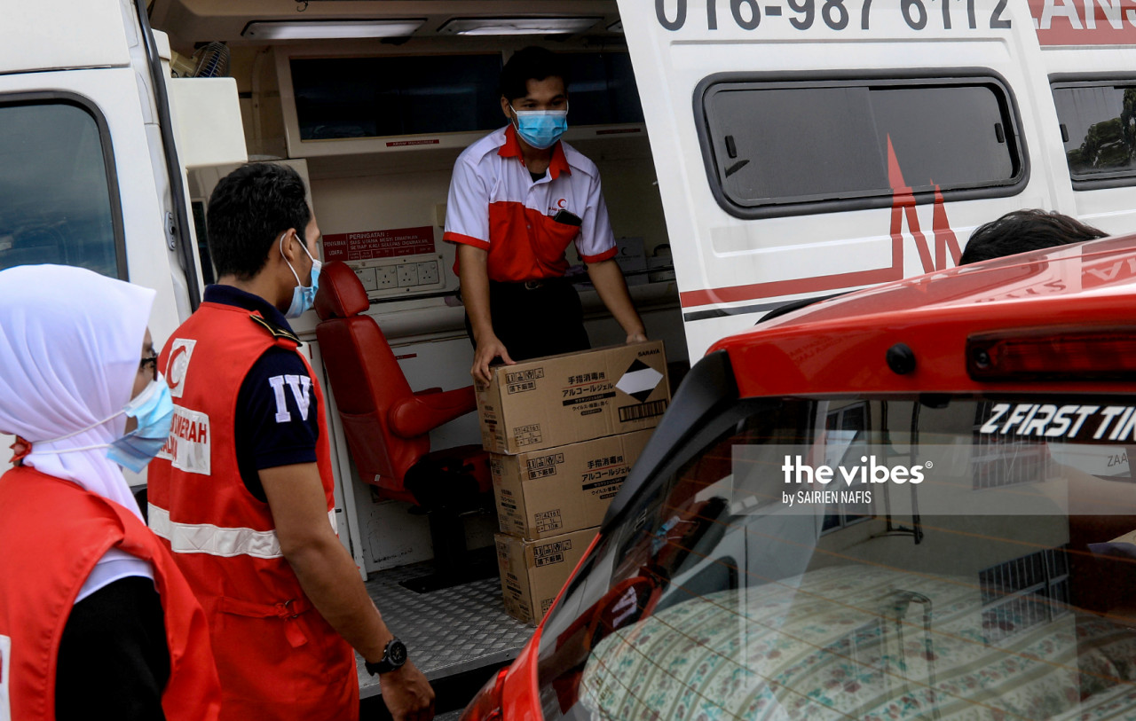 Emergency rescue officers deliver first aid supply to Sg Emas, and its surrounding areas, on October 29, 2020. – SAIRIEN NAFIS/October 29, 2020