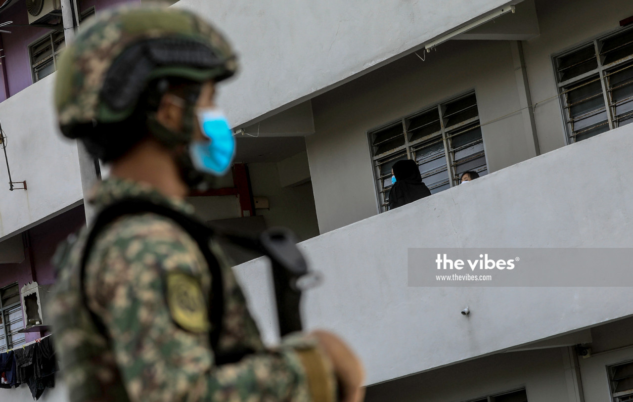 An officer from the Malaysian Armed Forces guards the Sg Emas flat, in Kuala Langat, on October 29, 2020. – SAIRIEN NAFIS/October 29, 2020