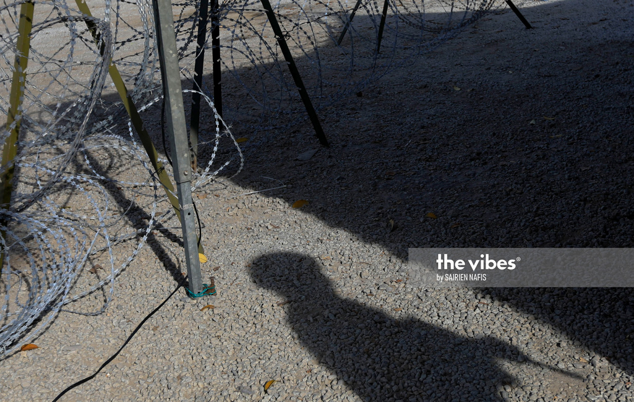 Sg Emas and it surrounding areas which are under the targeted enhanced movement control order, have been secured by barbed wire fences. – SAIRIEN NAFIS/The Vibes, October 29, 2020