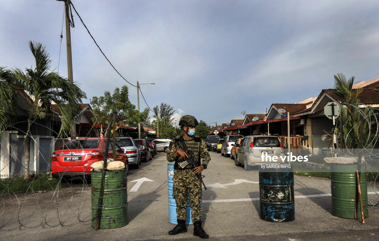 An officer from the Malaysian Armed Forces guards a residential area in Sg Emas, Kuala Langat, on October 29, 2020. – SAIRIEN NAFIS/The Vibes, October 29, 2020