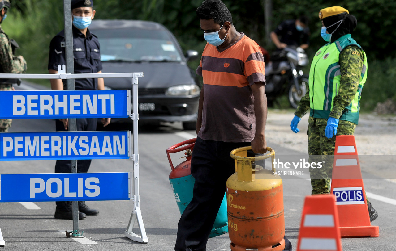 Officers from the Royal Malaysian Police and the Malaysian Armed Forces, at a road block near Sg Emas in Kuala Langat, on October 29, 2020. – SAIRIEN NAFIS/October 29, 2020