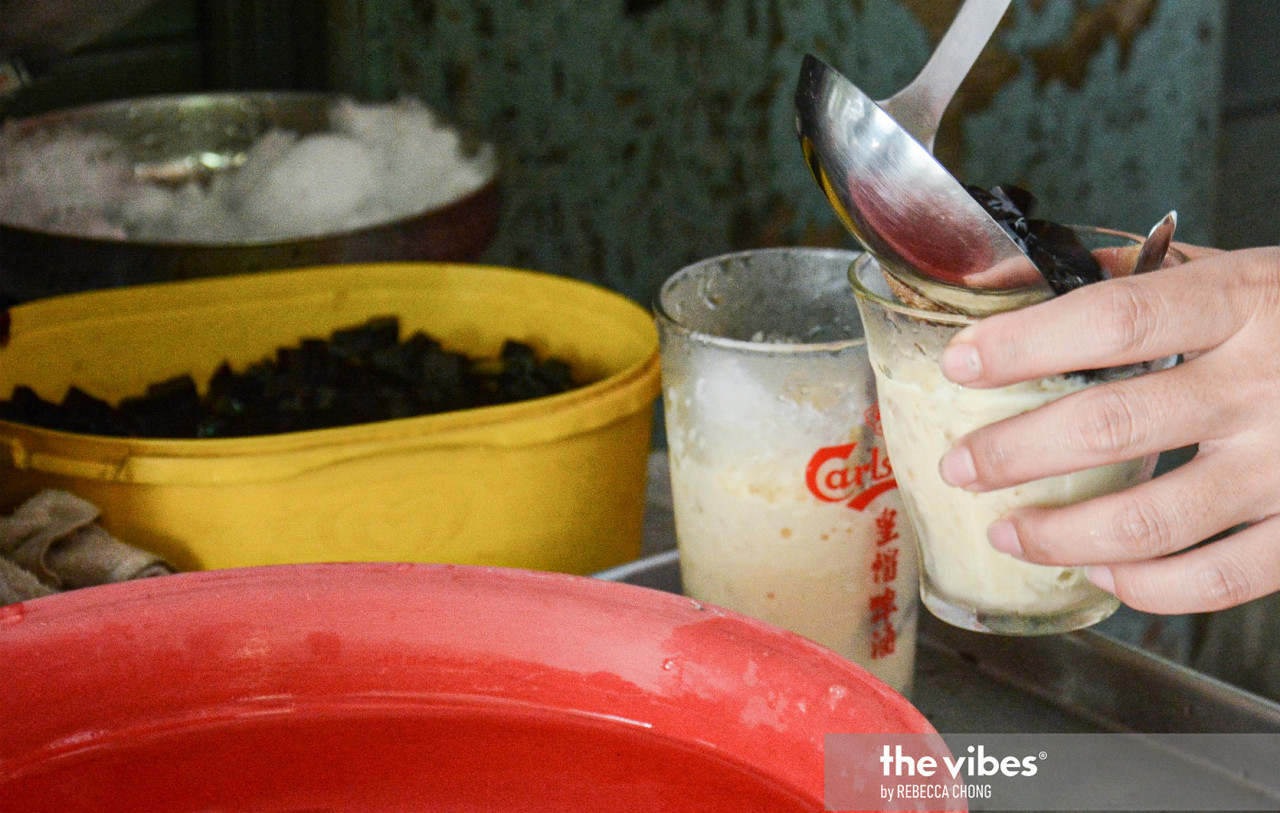 The homemade grass jelly drink, also known as cincau, is being prepared for customers. - The Vibes pic