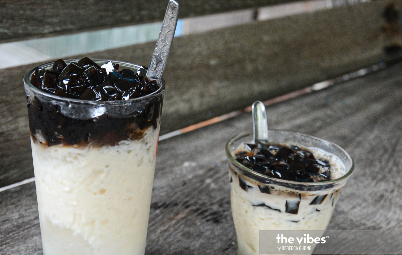 The grass jelly drinks are available in two sizes, with the small charged at RM1.70 and RM2.50 for the large. - The Vibes pic
