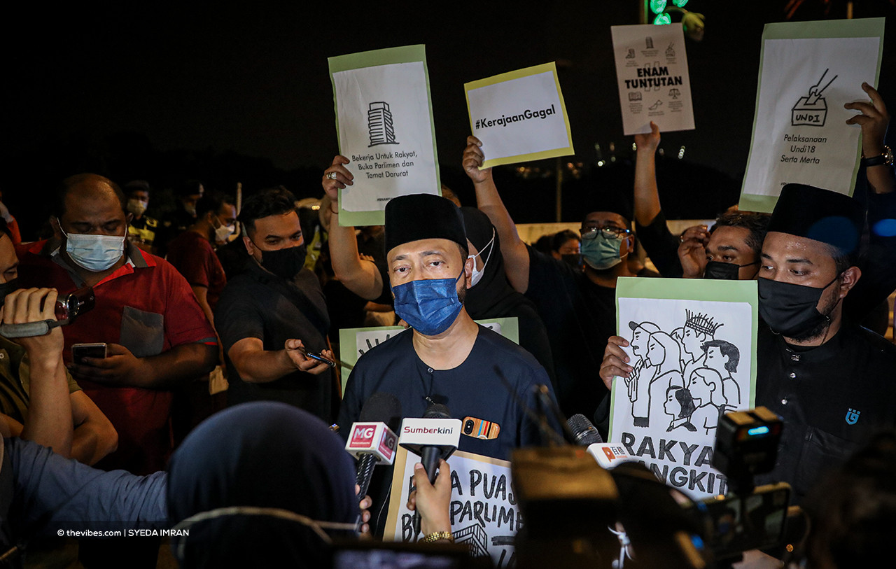 Pejuang president Datuk Seri Mukhriz Mahathir attends the march, criticising the Election Commission over Undi18 howlers and the Perikatan Nasional government over its management of the Covid-19 pandemic. – SYEDA IMRAN/The Vibes pic, April 30, 2021