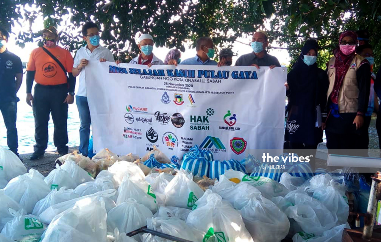 Representatives from nine civil society groups and private companies with the food baskets to be distributed to Gaya islanders. – NEIL CHAN/The Vibes pic, November 30, 2020