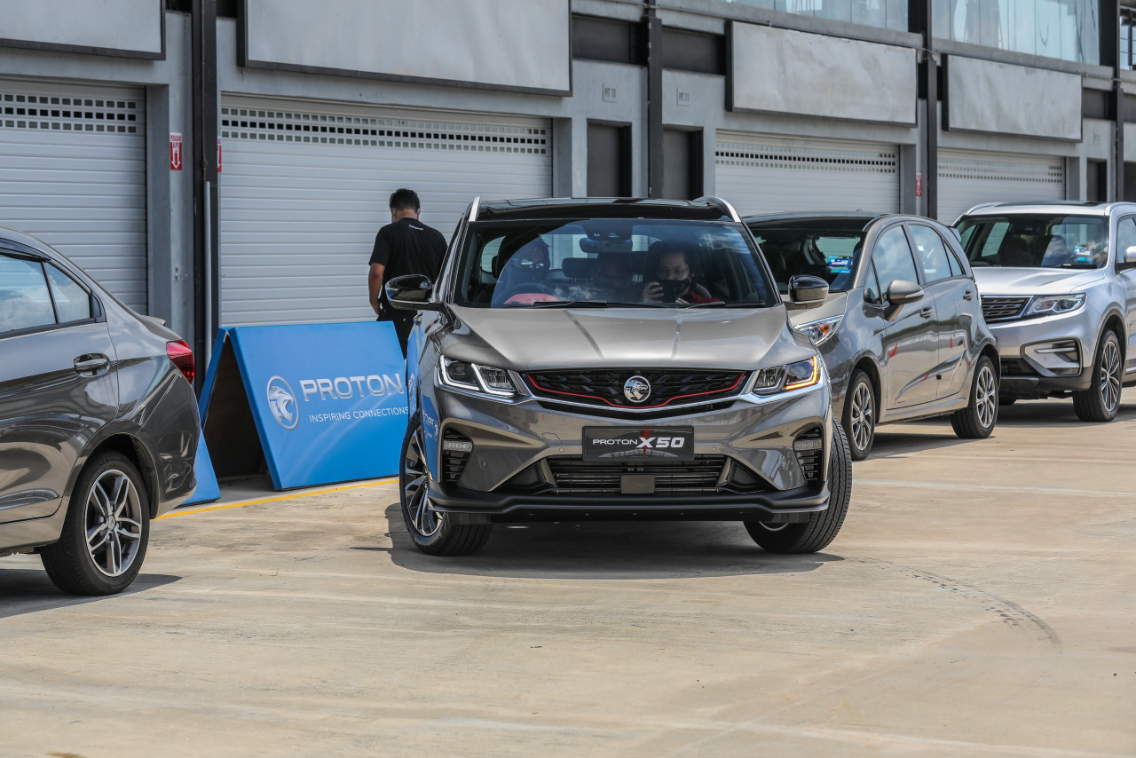 Maneuvering into a tight spot on 'Auto Park Assist' mode. – Pic courtesy of Proton Edar, October 2, 2020