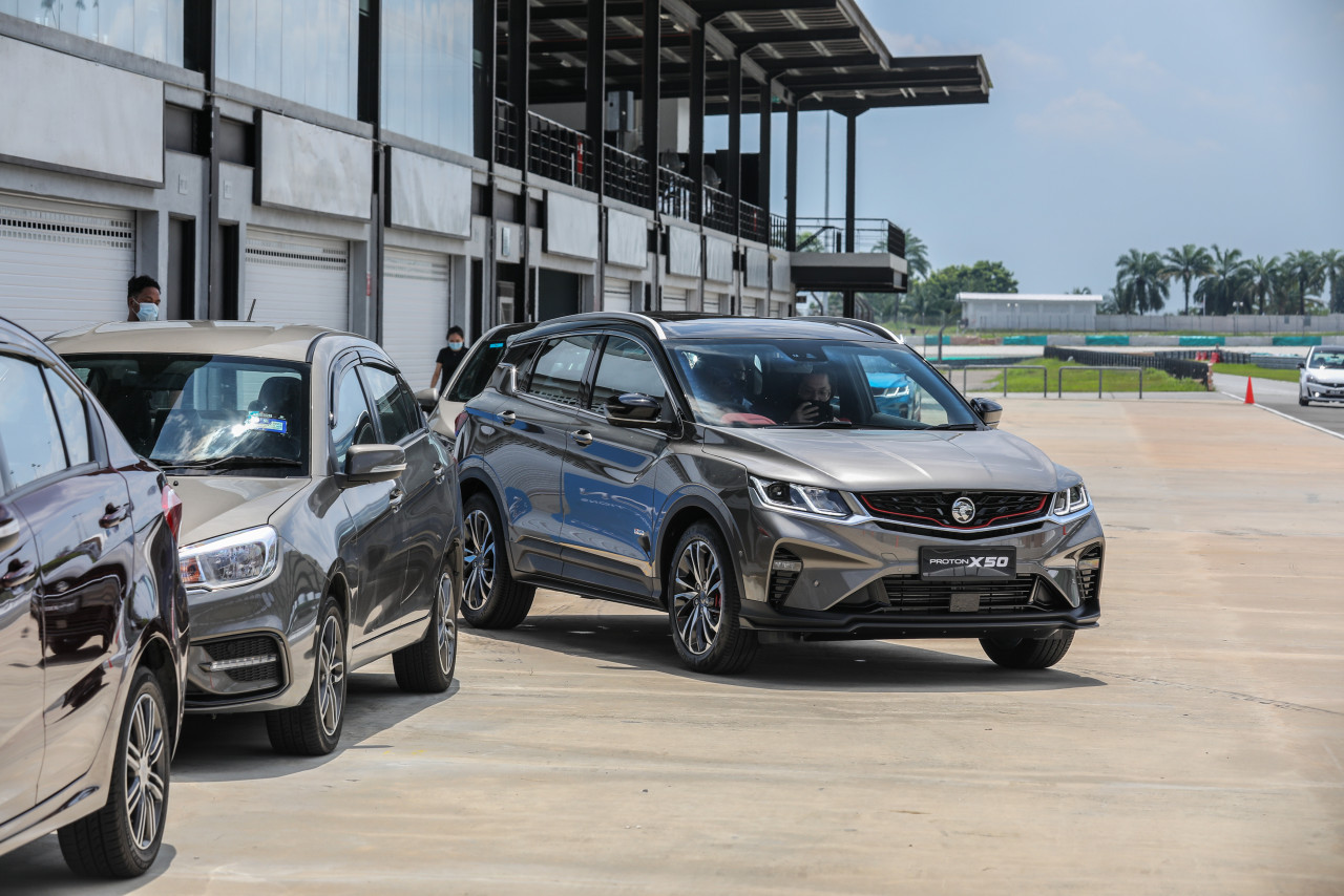 The Proton X50 in 'Auto Park Assist" mode. – Pic courtesy of Proton Edar, October 2, 2020