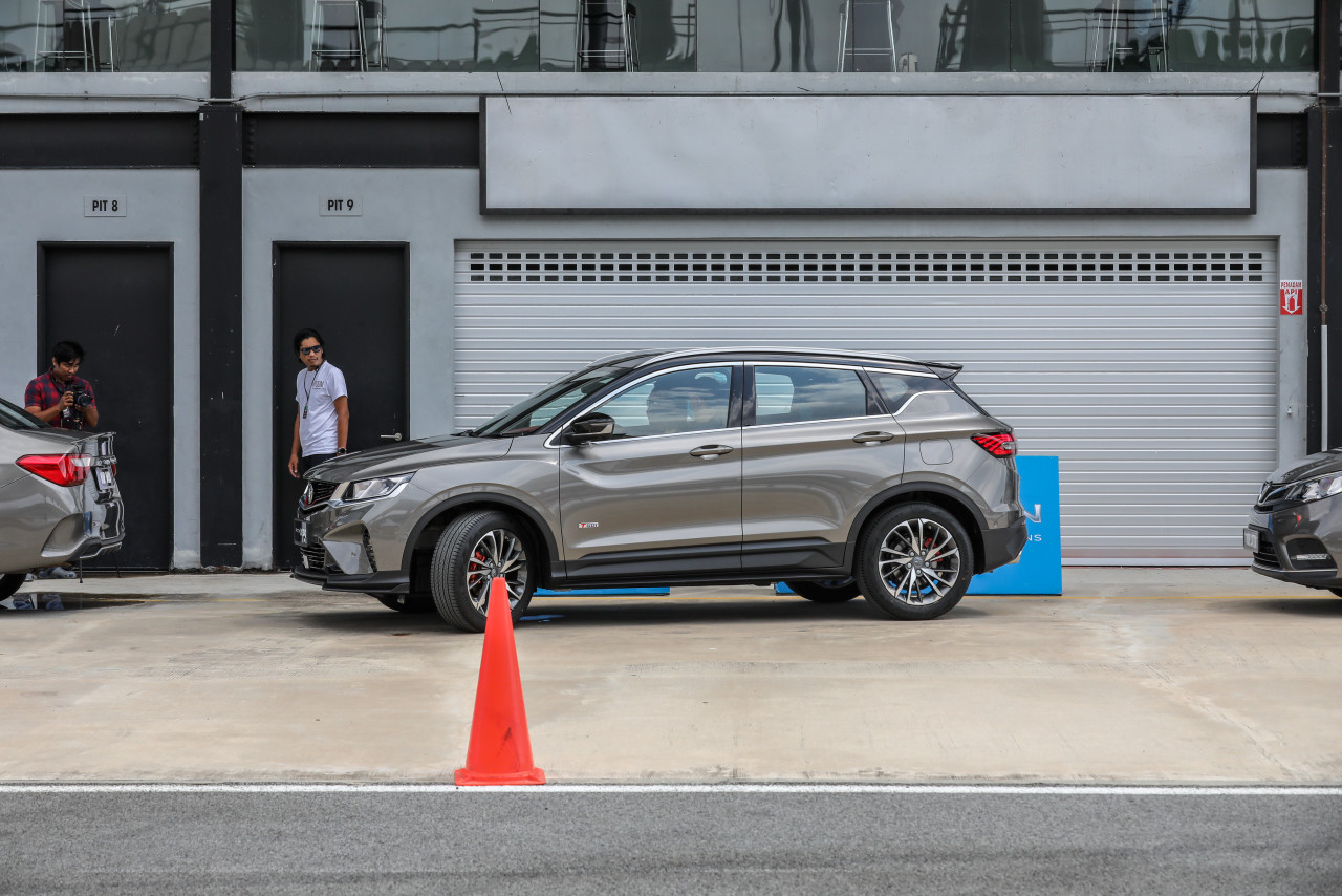 The Proton X50 is almost parked. – Pic courtesy of Proton Edar, October 2, 2020