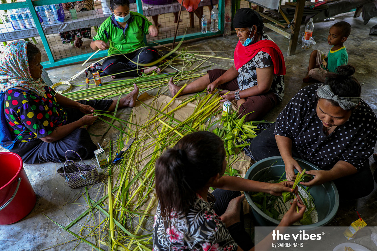 Temuan women and girls weaving nipah fronds into ketupat casings. – SAIRIEN NAFIS/The Vibes pic, January 2, 2021