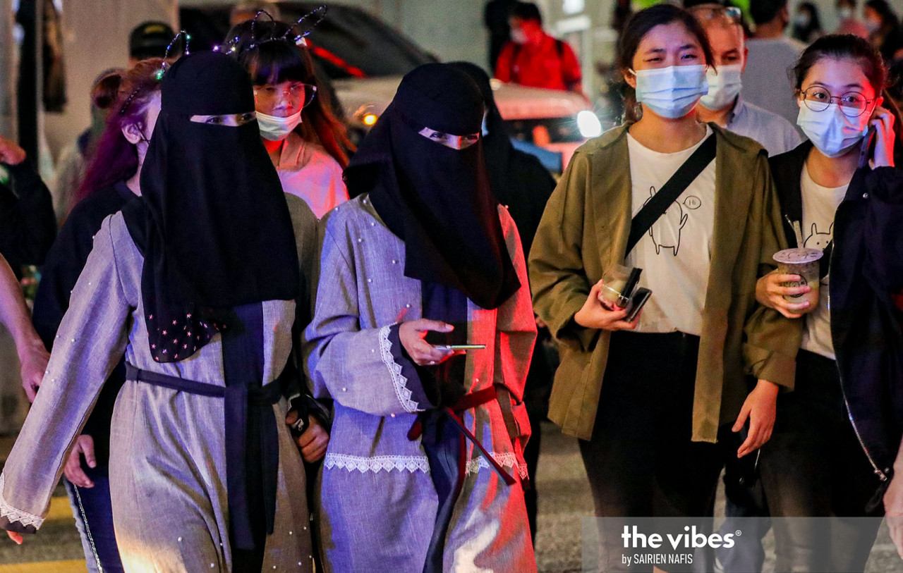 Physical-distancing measures fell by the wayside as KL folk thronged tourist attractions in KL's Golden Triangle. – The Vibes pic, January 1, 2021