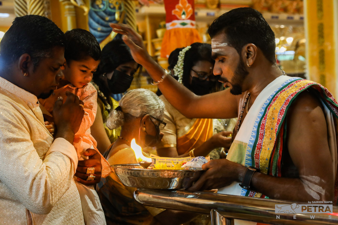 A father seeks blessings from a temple priest for his son. – SAIRIEN NAFIS/The Vibes pic, October 24, 2022