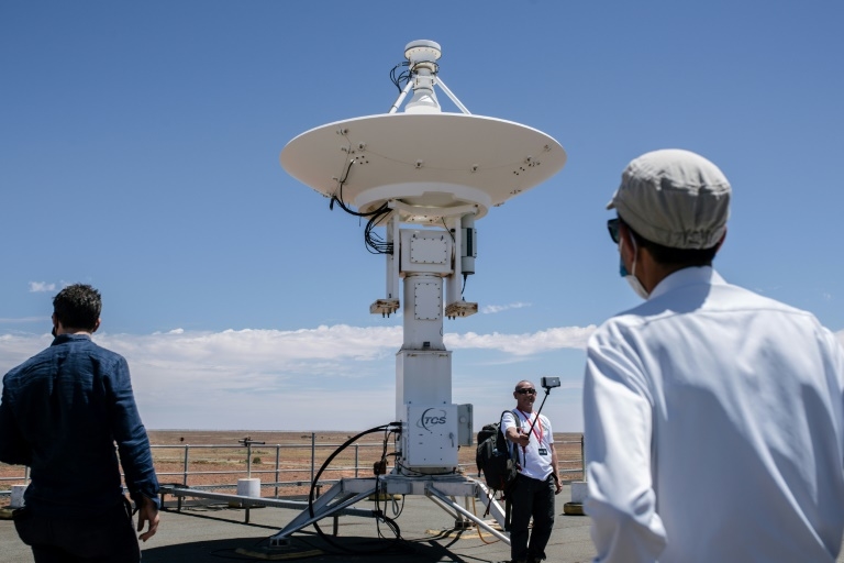 Japan Aerospace Exploration Agency (JAXA) officials and reporters tour the roof of the Royal Australian Air Force's (RAAF) Woomera Range Complex in South Australia ahead of the capsule's arrival. – AFP pic