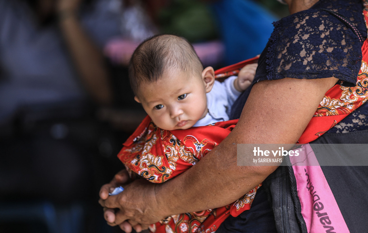 A mom and her toddler at a stall in Pekan Kiulu. - The Vibes pic, Oct. 1, 2020