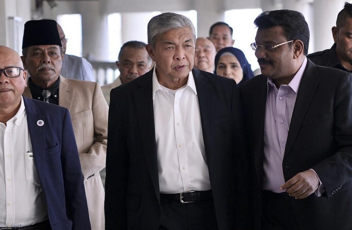 The likes of DAP questioning the candidacy of Umno president Datuk Seri Ahmad Zahid Hamidi (centre) in the coming general election should also be questioning their own candidates who have criminal charges hanging over their heads, says Datuk Seri Johari Ghani. – Bernama pic, October 26, 2022