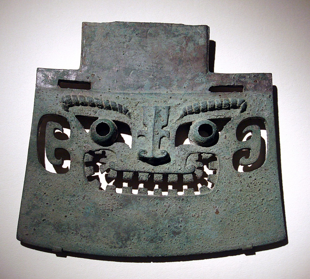 A bronze axe of the Shang Dynasty. More explanation should be given on the Shang Dynasty, which heralded the Bronze Age in China, as well as the Zhou Dynasty, which followed, claims the National Education Improvement Initiative. – Wikipedia pic, October 24, 2022