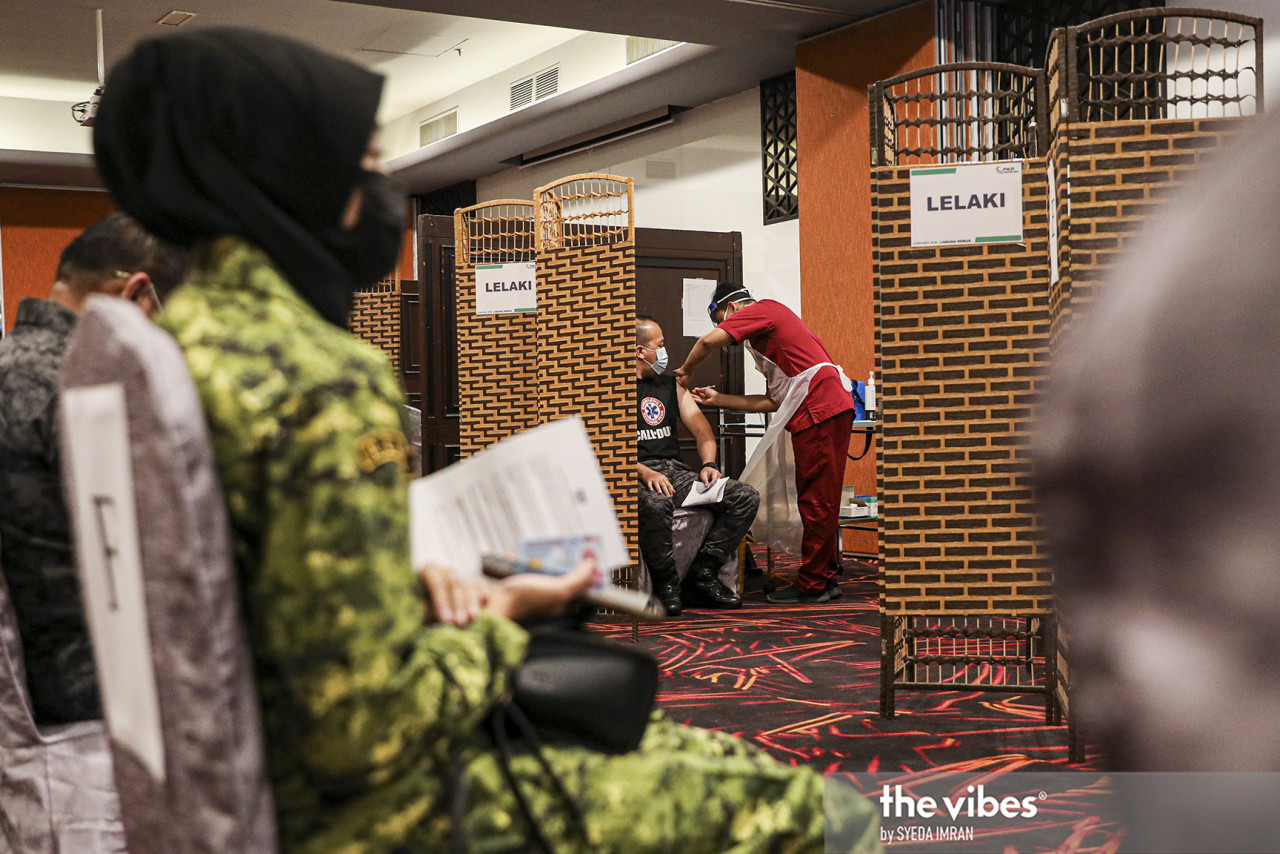 This Petaling Jaya vaccination centre is divided into two sections, namely for men and women. – SYEDA IMRAN/The Vibes pic, March 10, 2021