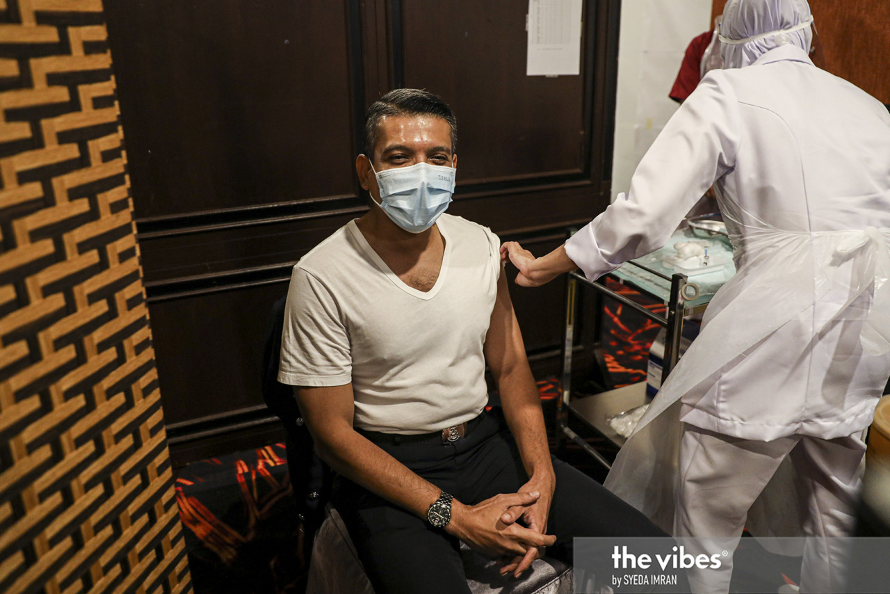 Nik Ezanee Mohd Faisal gets his first dose of the Covid-19 shot. – SYEDA IMRAN/The Vibes pic, March 10, 2021