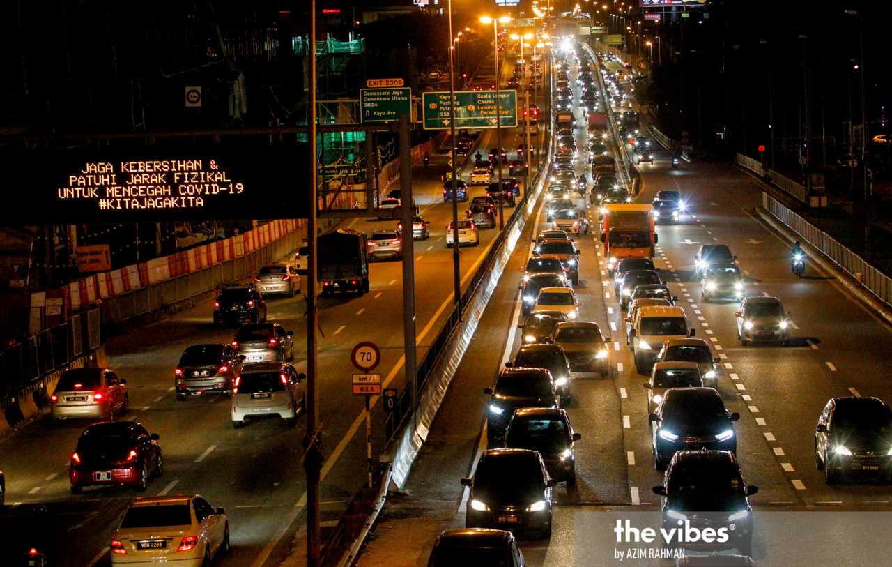 A view of traffic near the Damansara toll plaza in Petaling Jaya last night. – AZIM RAHMAN/The Vibes pic, January 13, 2021
