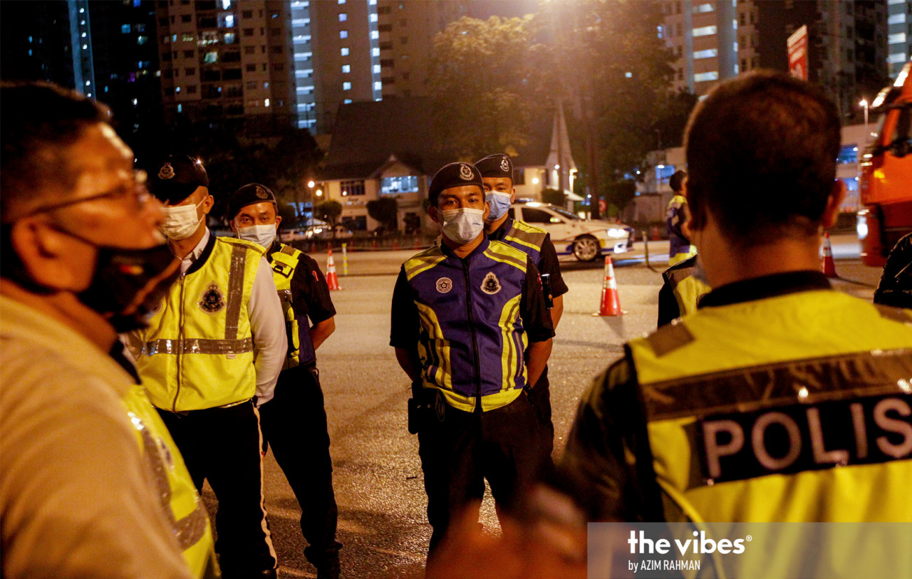 Police preparing to mount a roadblock at the Subang toll plaza. – AZIM RAHMAN/The Vibes pic, January 13, 2021