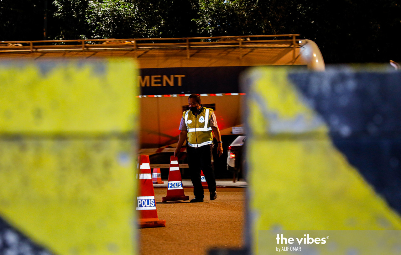A police officer seen in Jalan Duta during preparations to set up a roadblock last night. – ALIF OMAR/The Vibes pic, January 13, 2021