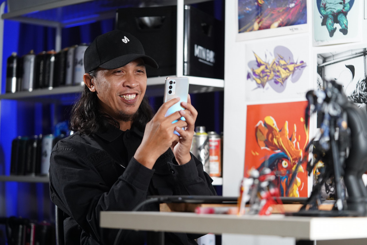 Artist Abdulrashade plays around with the Oppo Reno5. – Pic courtesy of Oppo