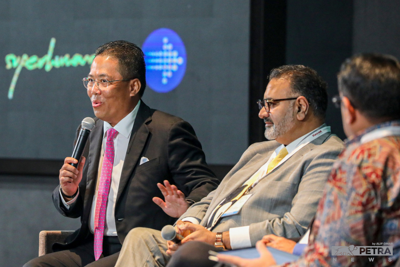 Datuk Ismitz Matthew De Alwis (left) says when it comes to ESG goals, companies should also not set targets that could take an extremely long period to accomplish, effectively placing the burden on their future successors, but should instead be doable within the near future. – ALIF OMAR/The Vibes, December 7, 2022