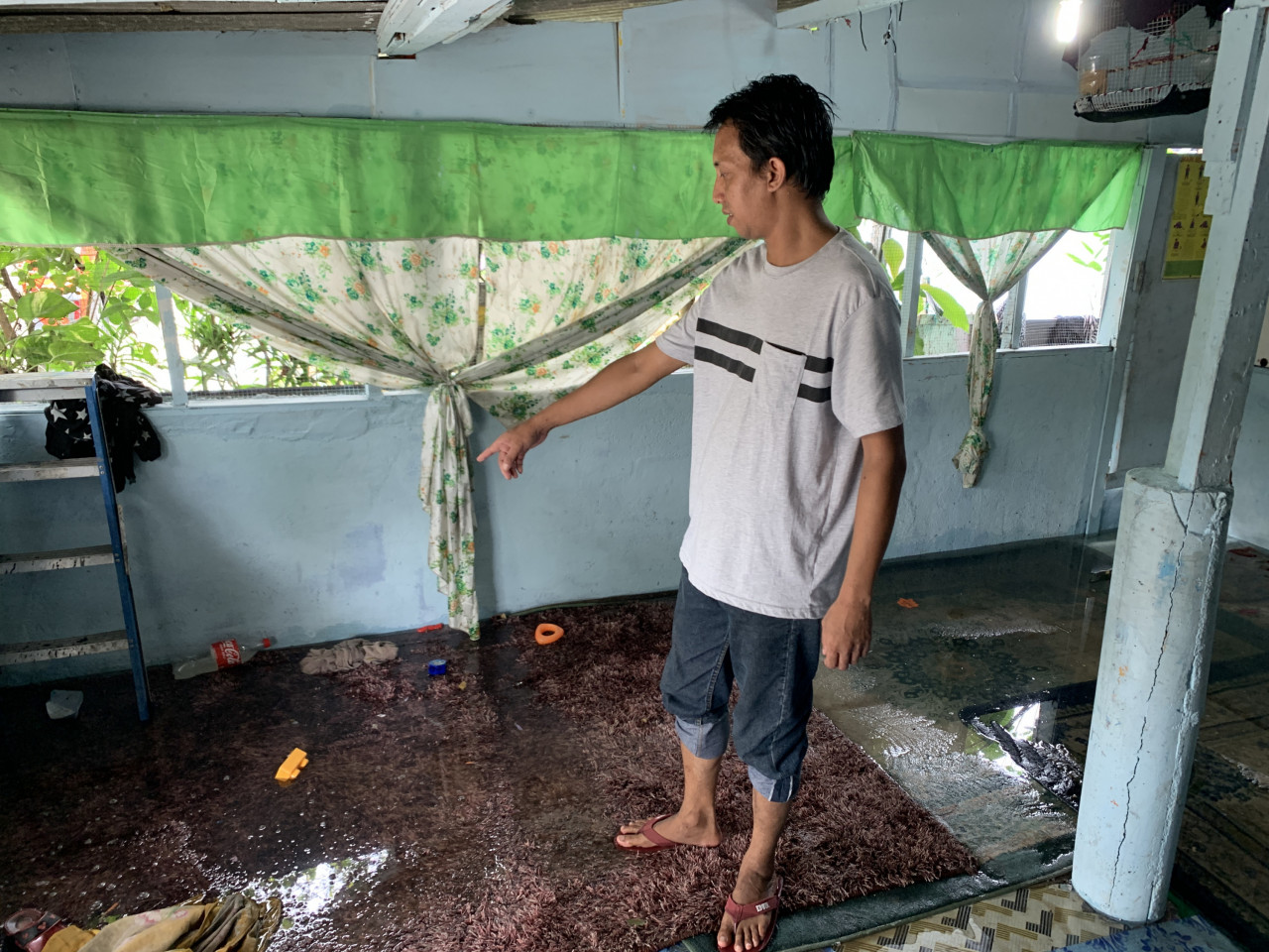 Fisherman Fadzril Mohd Noh (pic) shows some of the damage of the flood to his house. Fadzril, 40, describes Dr Dzulkefly Ahmad as a ‘good lawmaker’ who would also often visit families during weddings and funerals. – AMAR SHAH MOHSEN/The Vibes pic, November 15, 2022