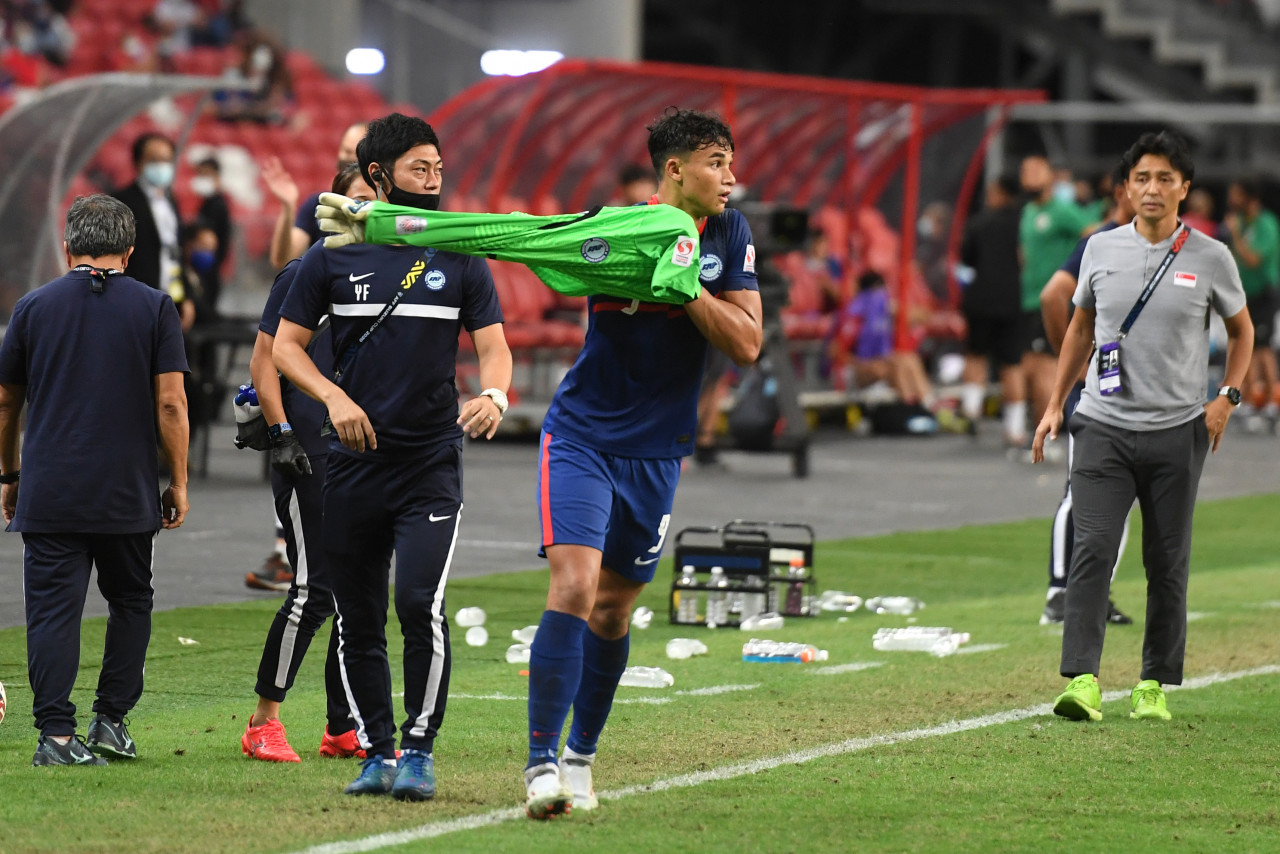 Singapore’s Ikhsan Fandi (C) puts on the goalkeeper's jersey after teammate Hassan Sunny was shown the red card during the second leg of the AFF Suzuki Cup 2020 football semi-final match between Singapore and Indonesia at the National Stadium in Singapore on December 25, 2021 - AFP Pic, December 26,2021