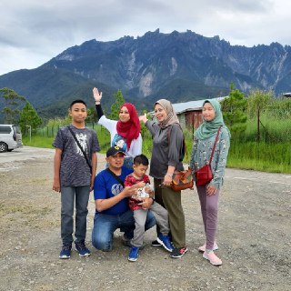Trevo Host, Hazrinisam Za’adun and family. – Pic courtesy of Trevo
