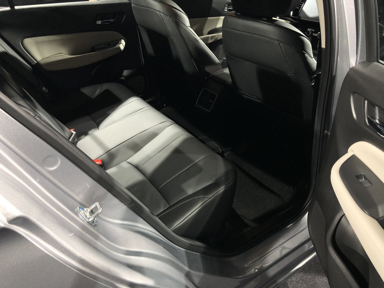Ample legroom for back passengers. – Daniel Fernandez pic, October 14, 2020