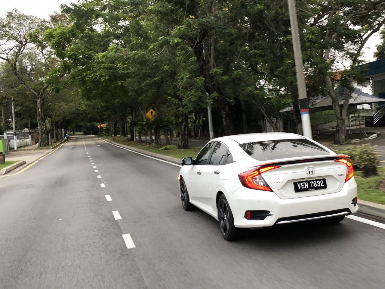 Fastback styling charm and 18" black alloy wheels give it dynamic presence. – Pic courtesy of Daniel Fernandez
