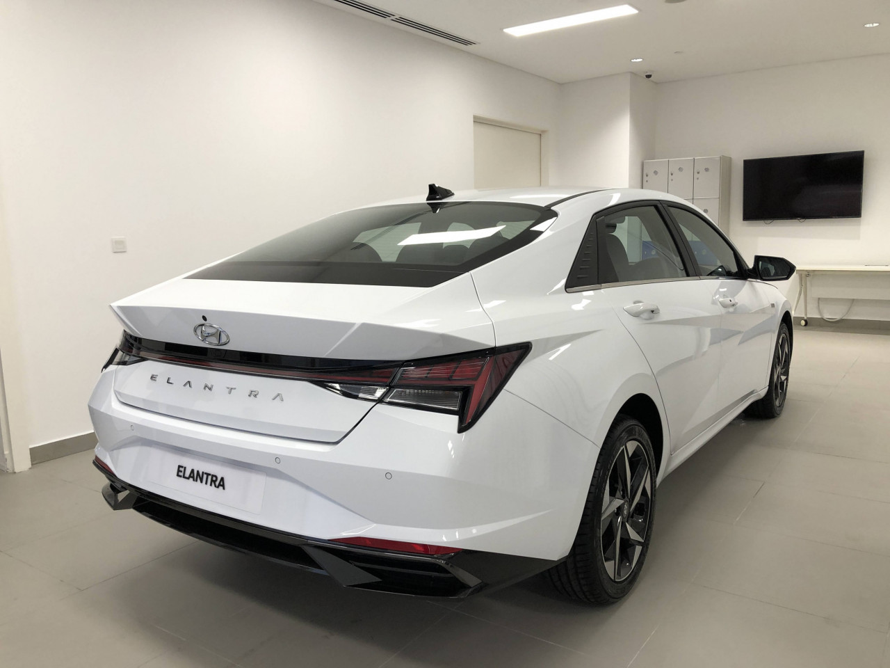 The 2021 Elantra gains 2.2 inches in overall length and 0.8 inch in its wheelbase. – Daniel Fernandez pic, December 4, 2020