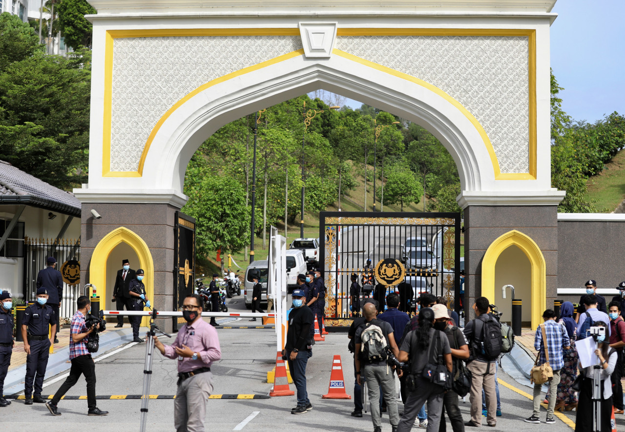 Malaysians gather in front of Yang di-Pertuan Agong's Palace during Anwar's Consultment with the King
