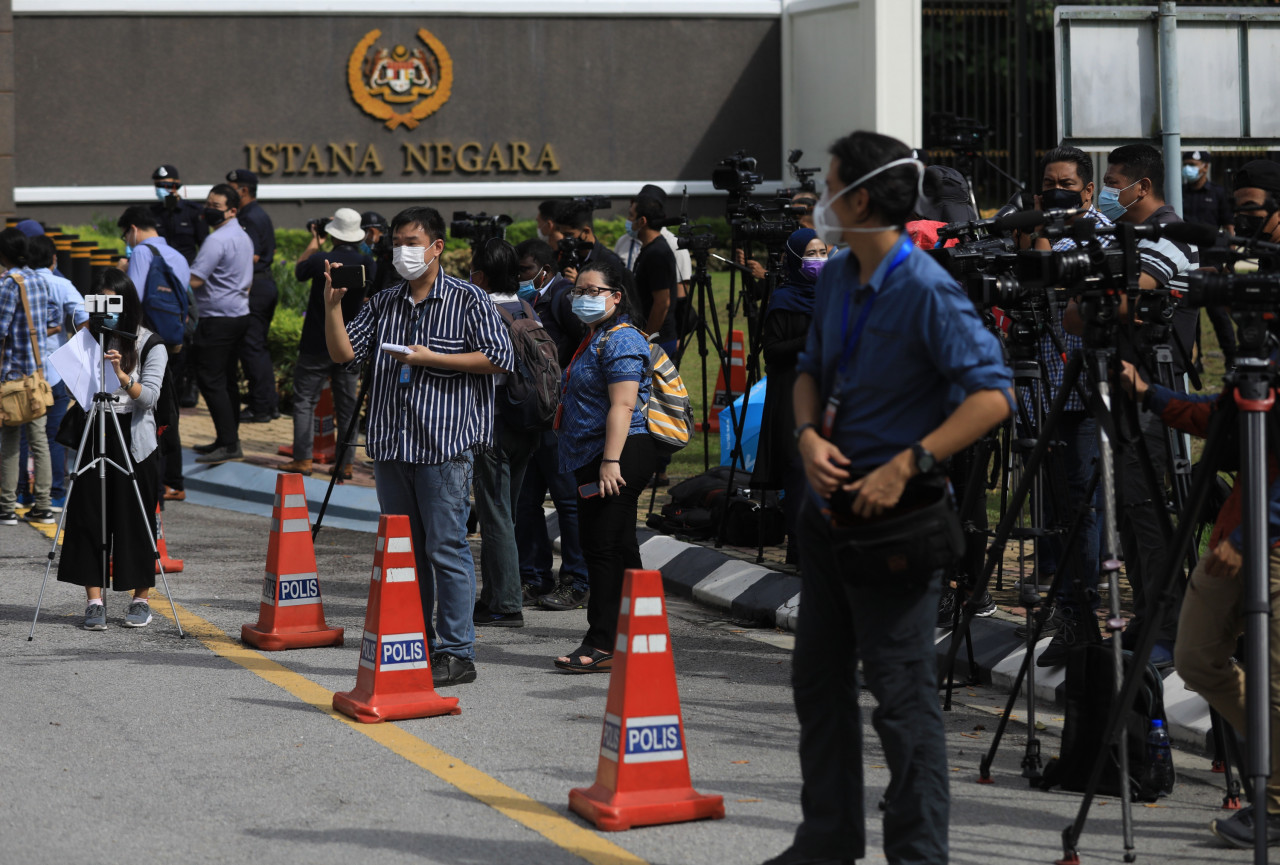 Malaysians gather in front of Yang di-Pertuan Agong's Palace during Anwar's Consultment with the King