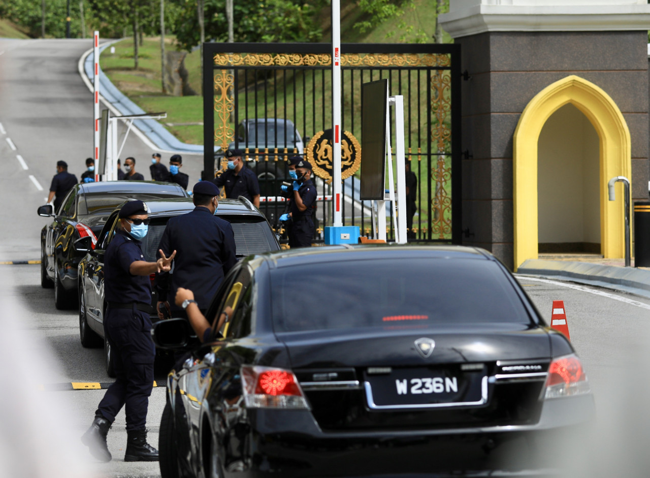 Malaysians gather in front of Yang di-Pertuan Agong's Palace during Anwar's Consultment with the King