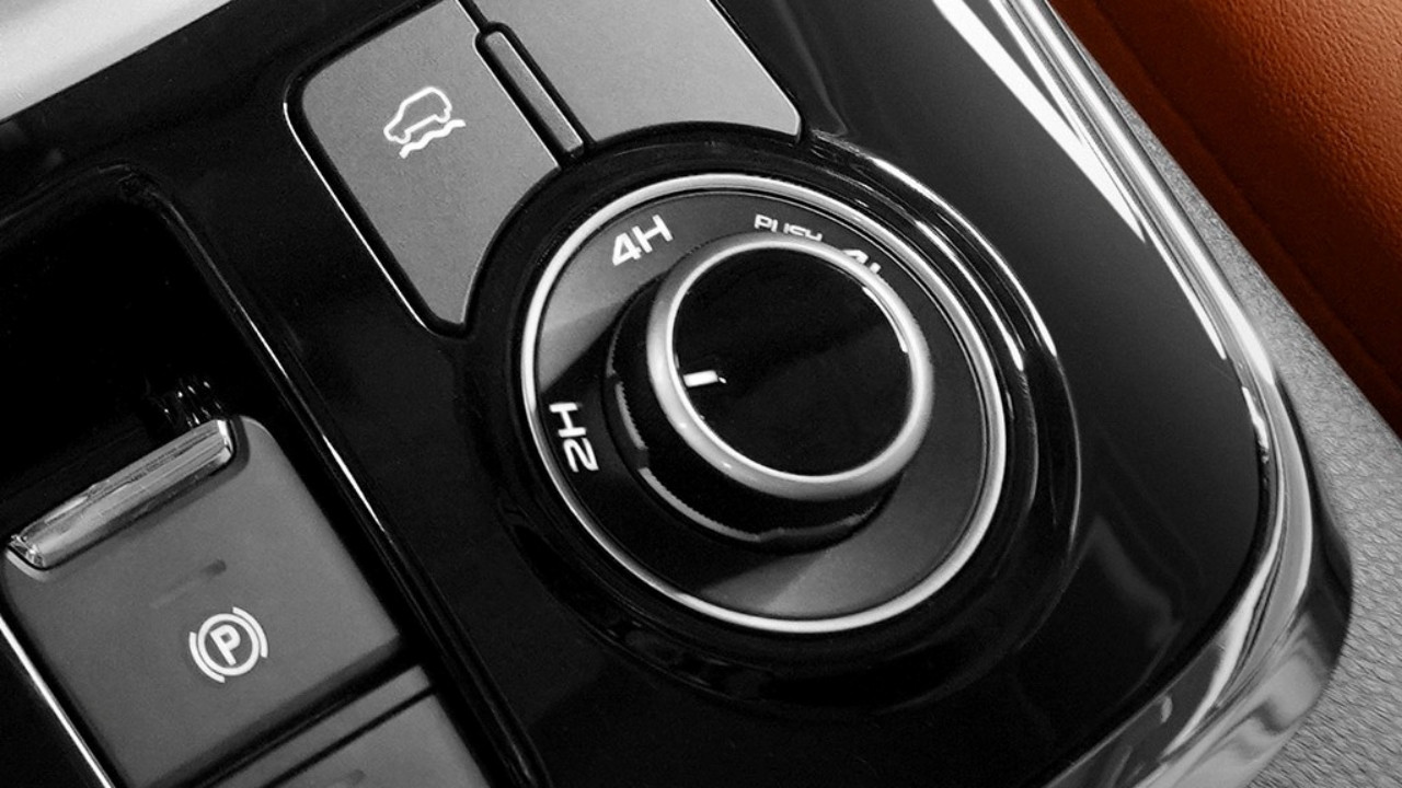 The drive selector of the Isuzu mu-X. – Pic courtesy of Isuzu Thailand, October 30, 2020