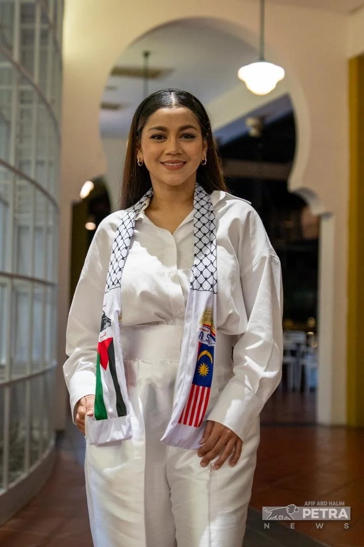 Kaka Azraff remains proudly pro-Palestinian, calling the loss of her recording contract over her statements against Israel 'God’s providence'.  – Getaran pic, December 10, 2023.