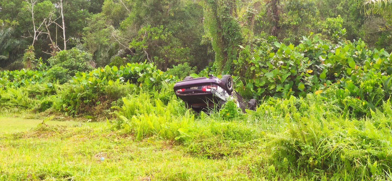 A strange item at the edge of the football field in Kg Orang Asli Bakar Batu is an overturned Proton Wira. When asked, the children playing there were unaware of how the vehicle had ended up there in the first place. – ARJUN MOHANAKRISHNAN/The Vibes pic, February 11, 2022