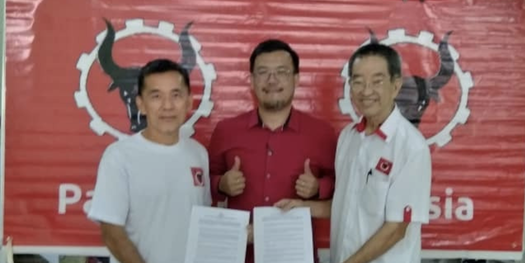 Parti Rakyat Malaysia secretary-general Koh Swe Yong (right) stresses on the importance of shunning unprincipled politics. – Parti Rakyat Malaysia Pulau Pinang Facebook pic, November 18, 2022
