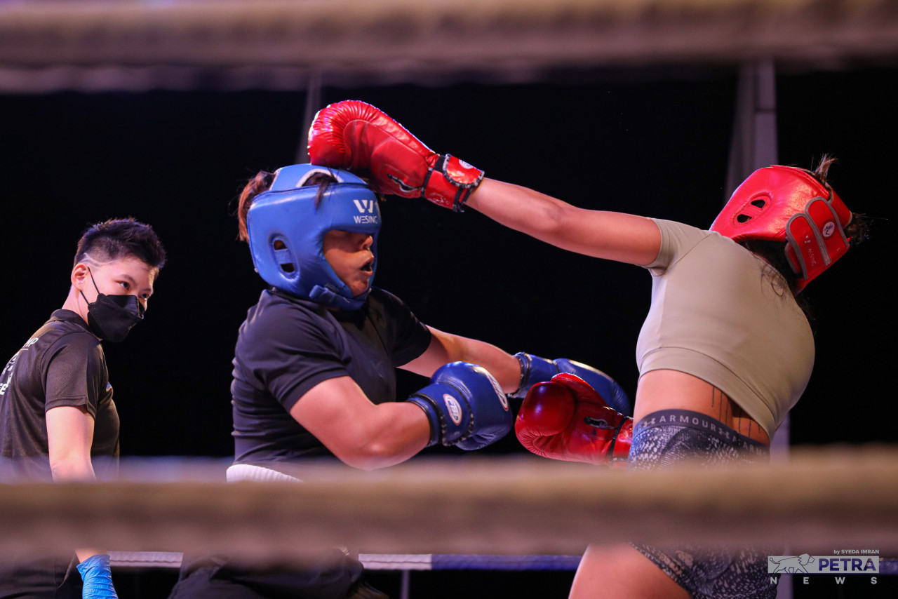 Norfa “Supershots” of Shefights fitness studio going against Nini Abdul of Team Clown during the first bout. - SYEDA IMRAN/The Vibes pic, March 7, 2022