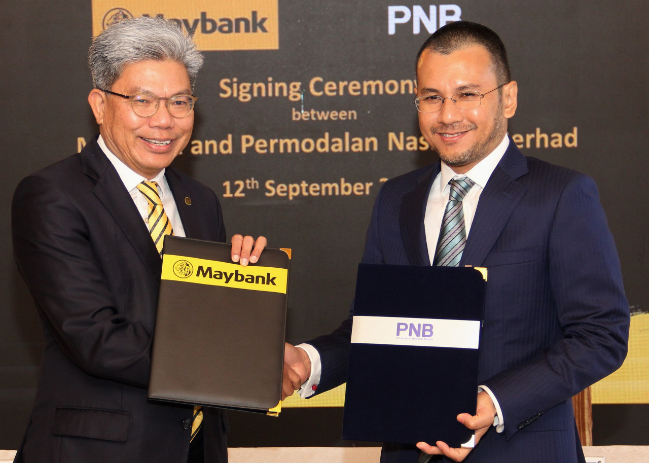 Group president and CEO of Maybank Datuk Khairussaleh Ramli (left) exchanging agreements with PNB president and group chief executive Ahmad Zulqarnain Onn at the signing ceremony in conjunction with the move of Maybank’s head office to Menara Merdeka 118 in 2025. – Pic courtesy of Maybank, September 12, 2022