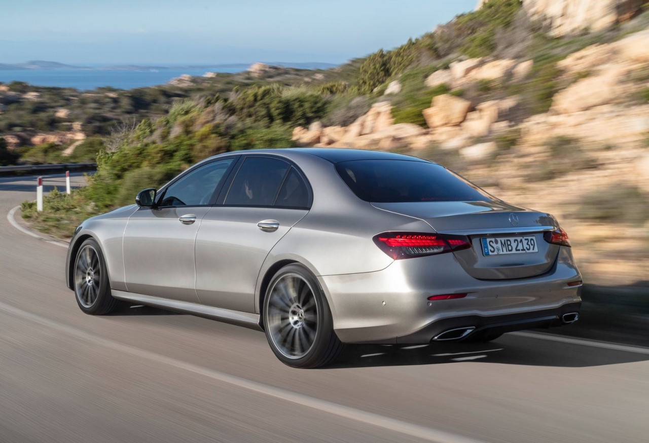 The hands-off recognition now works on a capacitive basis. – Pic courtesy of Mercedes-Benz AG