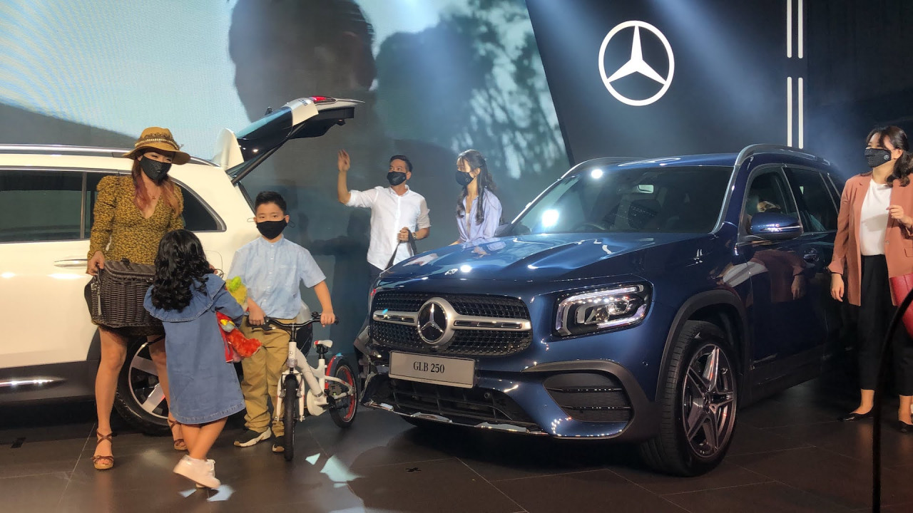 Visitors checking out this luxurious family SUV. – Daniel Fernandez pic, September 23, 2020