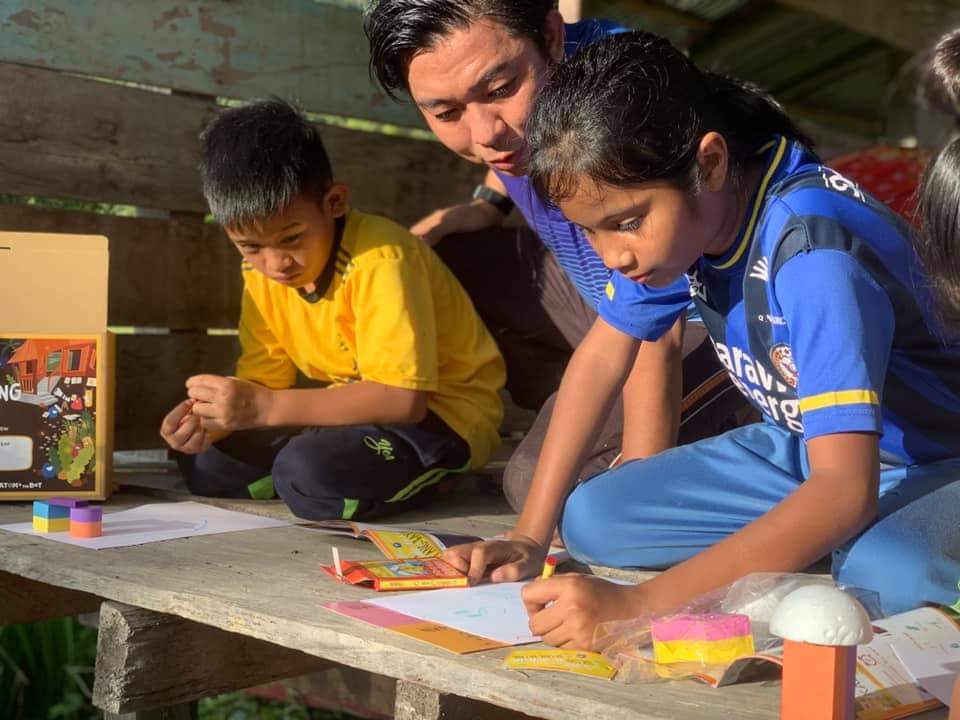 Muhammad Nazmi Rosli, a teacher in Lawas, does not have the luxury of a stable internet connection. – Facebook pic, December 18, 2020