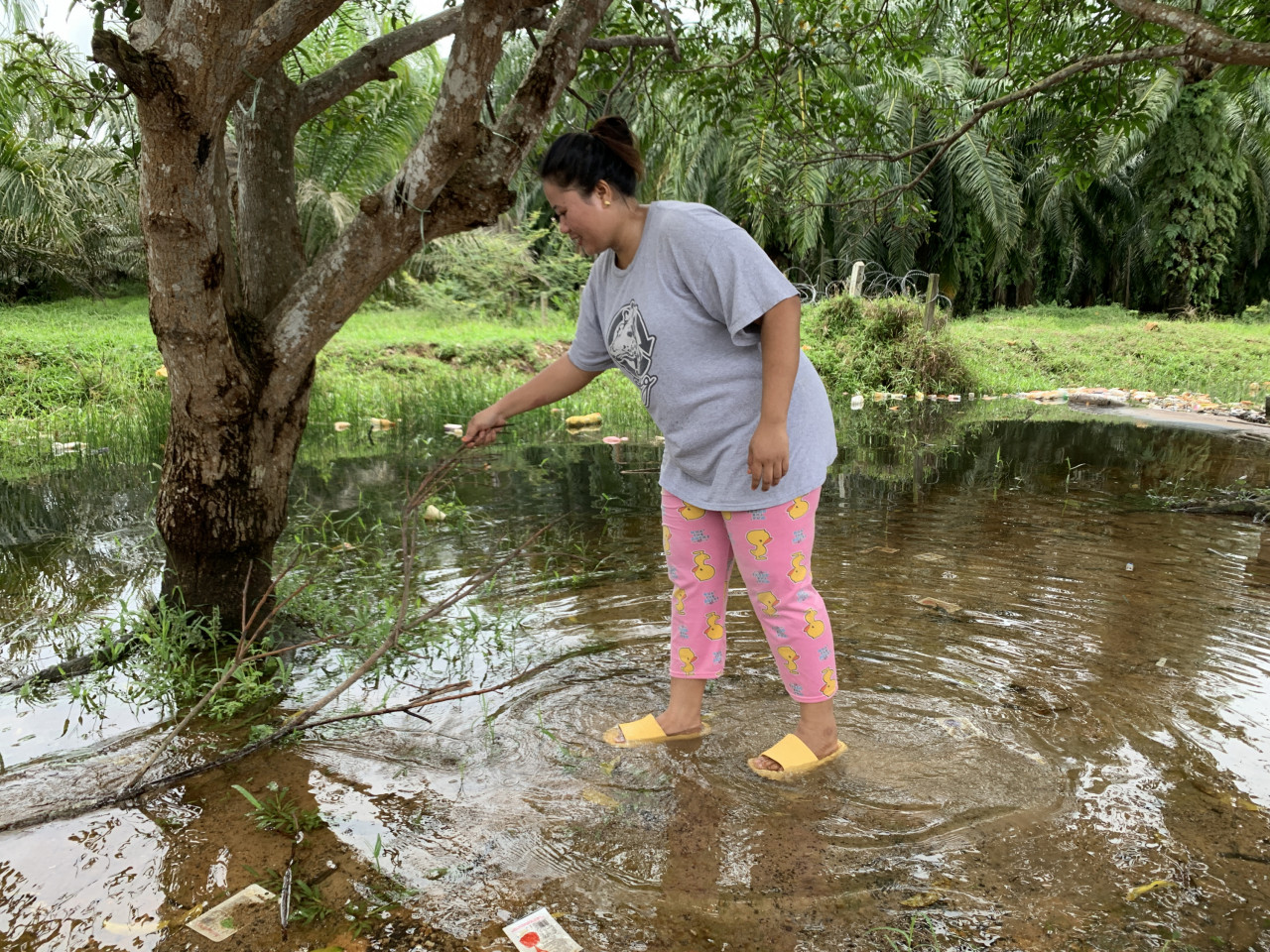 Nurul Azilah Johar clears the front of her house following a flood. She thinks Datuk Seri Tengku Zafrul Tengku Abdul Aziz’s corporate background means he does not really understand the plight of poor Malaysians. – AMAR SHAH MOHSEN/The Vibes pic, November 15, 2022