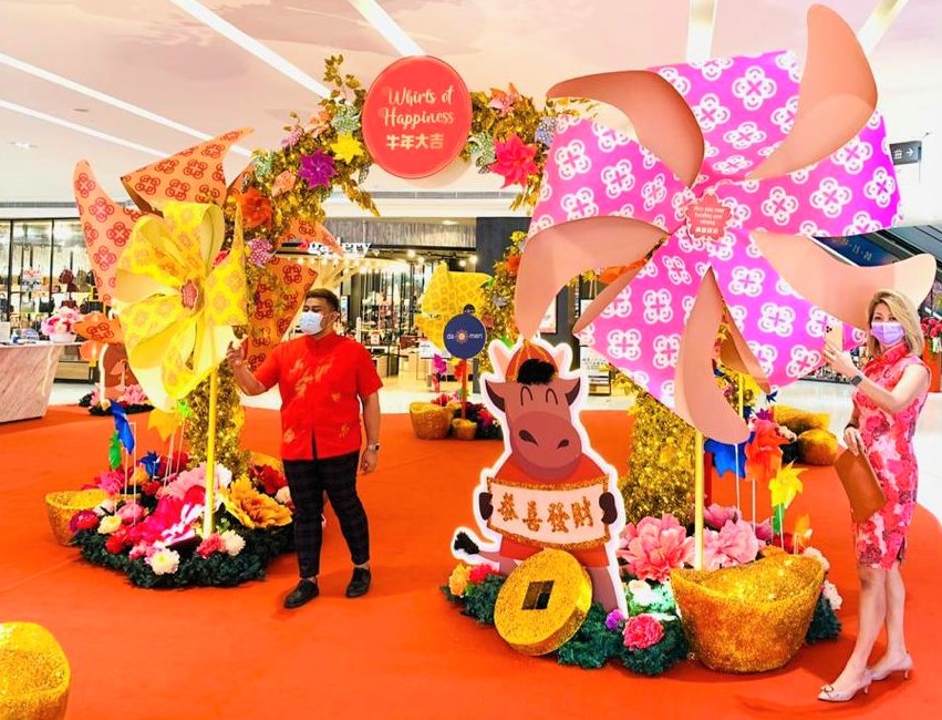 Da Men USJ presents ‘Whirls of Happiness’ with giant pinwheels and colourful décor this Chinese New Year. - Pic courtesy of Pavilion REIT Malls