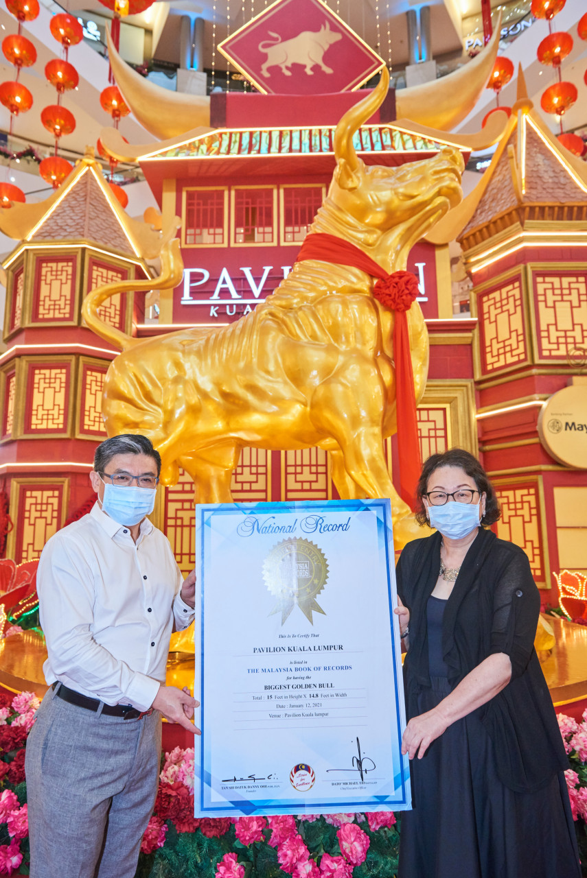 Christopher Wong Hong Wai, Chief Operating Officer of Malaysia Book of Records, presenting the Malaysia Book of Records certificate to Datuk Joyce Yap, Chief Executive Officer (Retail) of Pavilion REIT Malls. - Pic courtesy of Pavilion REIT Malls
