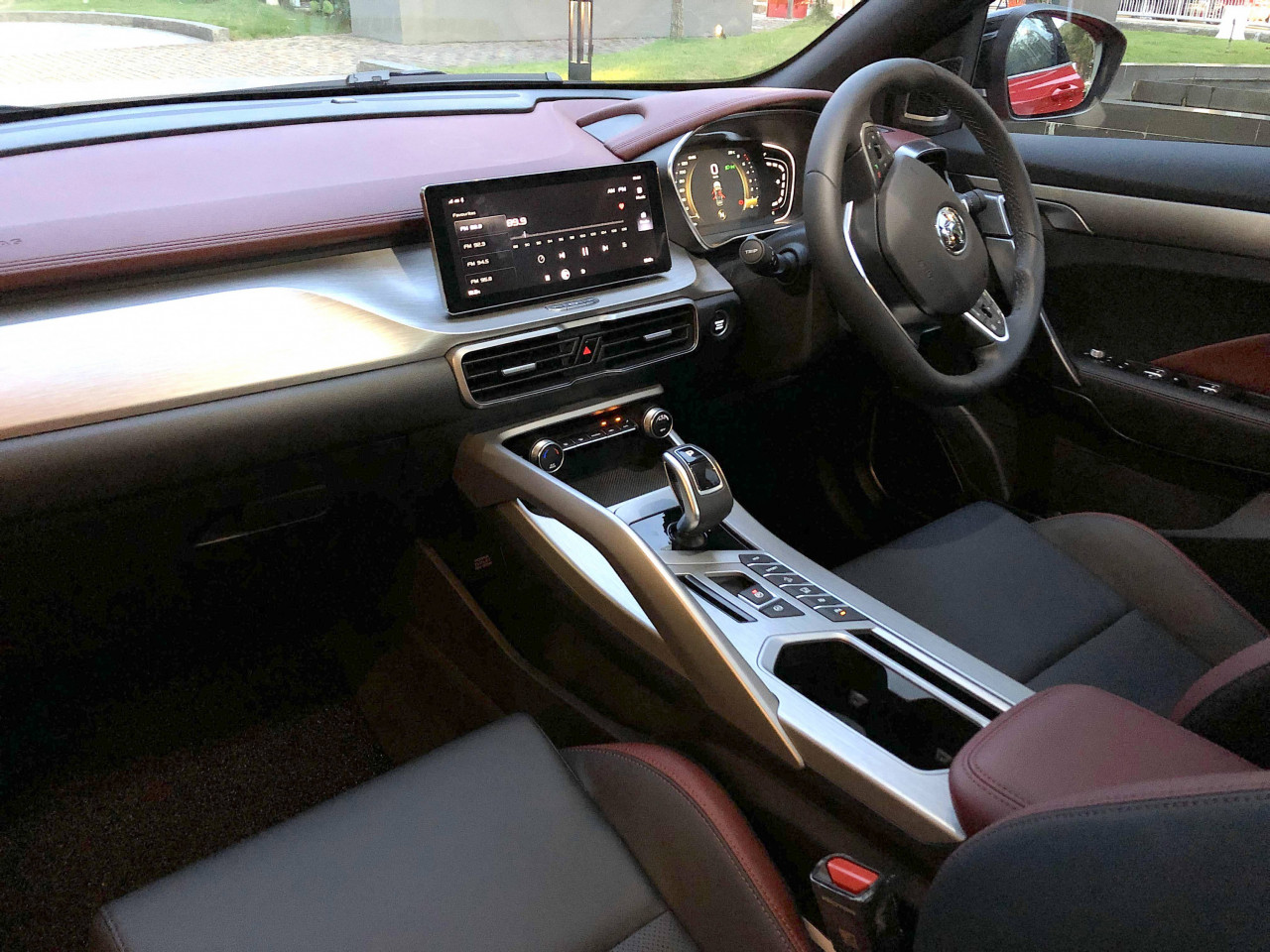 European influence in the two-tone dashboard with a 10.25-inch rectangular touch screen that is easier to use over the earlier version in the X70. – Daniel Fernandez pic
